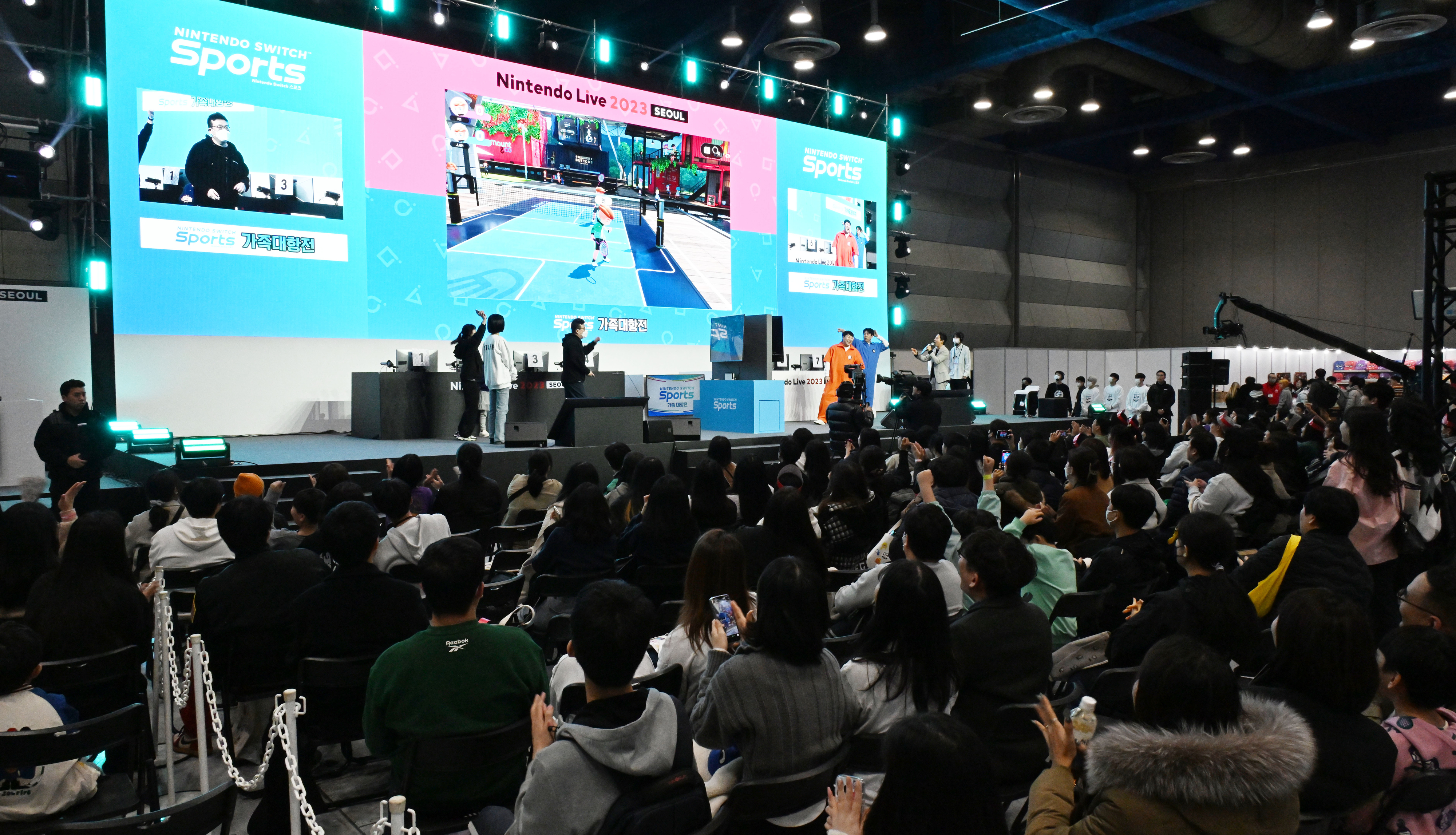 10일 서울 강남구 코엑스에서 열린 닌텐도 라이브(Nintendo Live) 2023 서울을 찾은 관람객들이 게임 체험을 하고 있다. 2023.12.10 안주영 전문기자