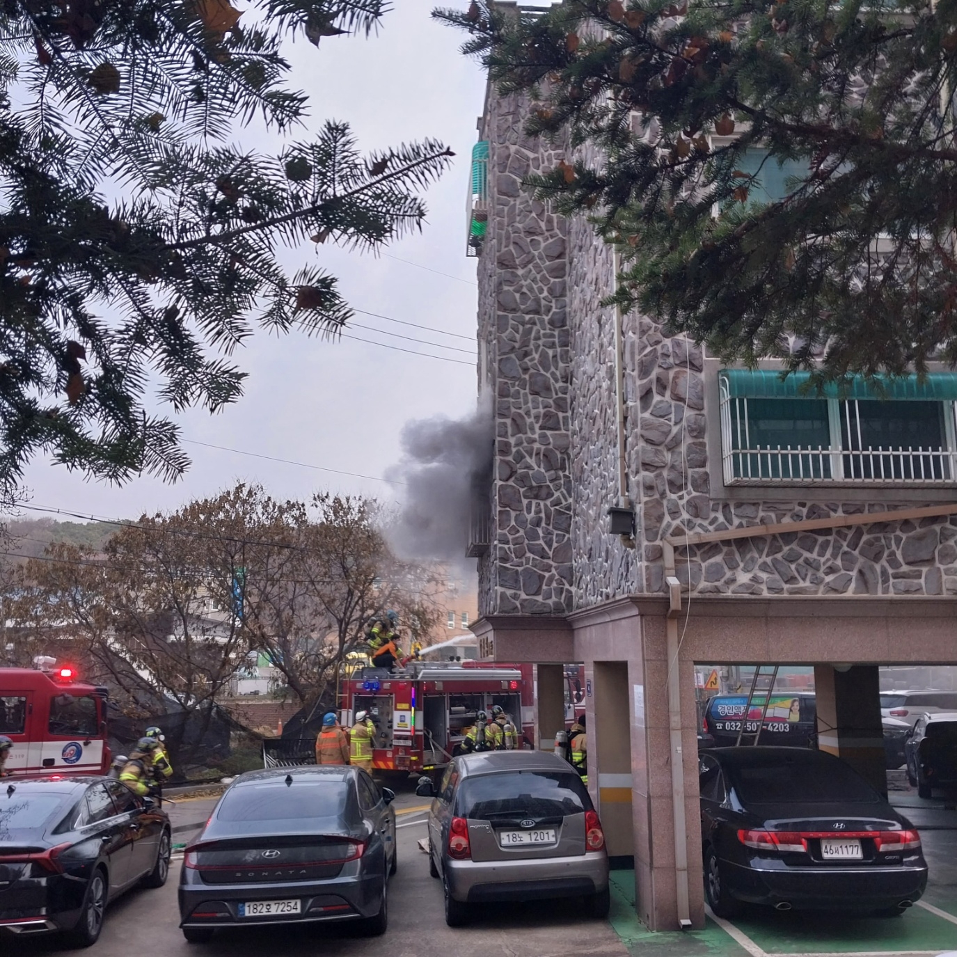 10일 오후 4시 11분쯤 인천 남동구 한 빌라 2층에서 불이나 4명이 중경상을 입었다. 인천소방본부 제공