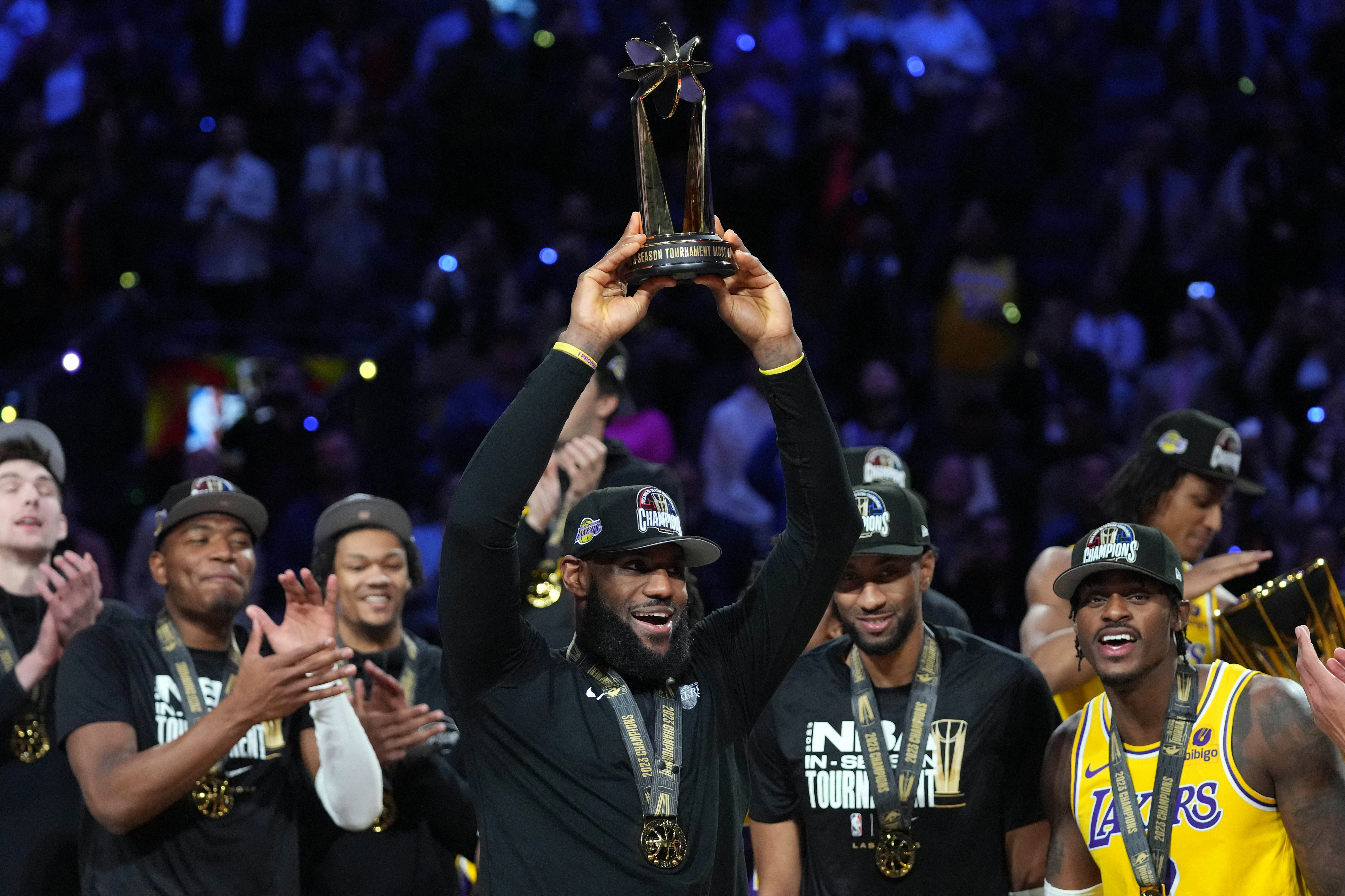 르브론 제임스(가운데)는 올 시즌 처음 개최된 인 시즌 토너먼트에서 최우수선수(MVP)에 선정되며 NBA 역사의 한 페이지를 장식했다. USA TODAY Sports 연합뉴스