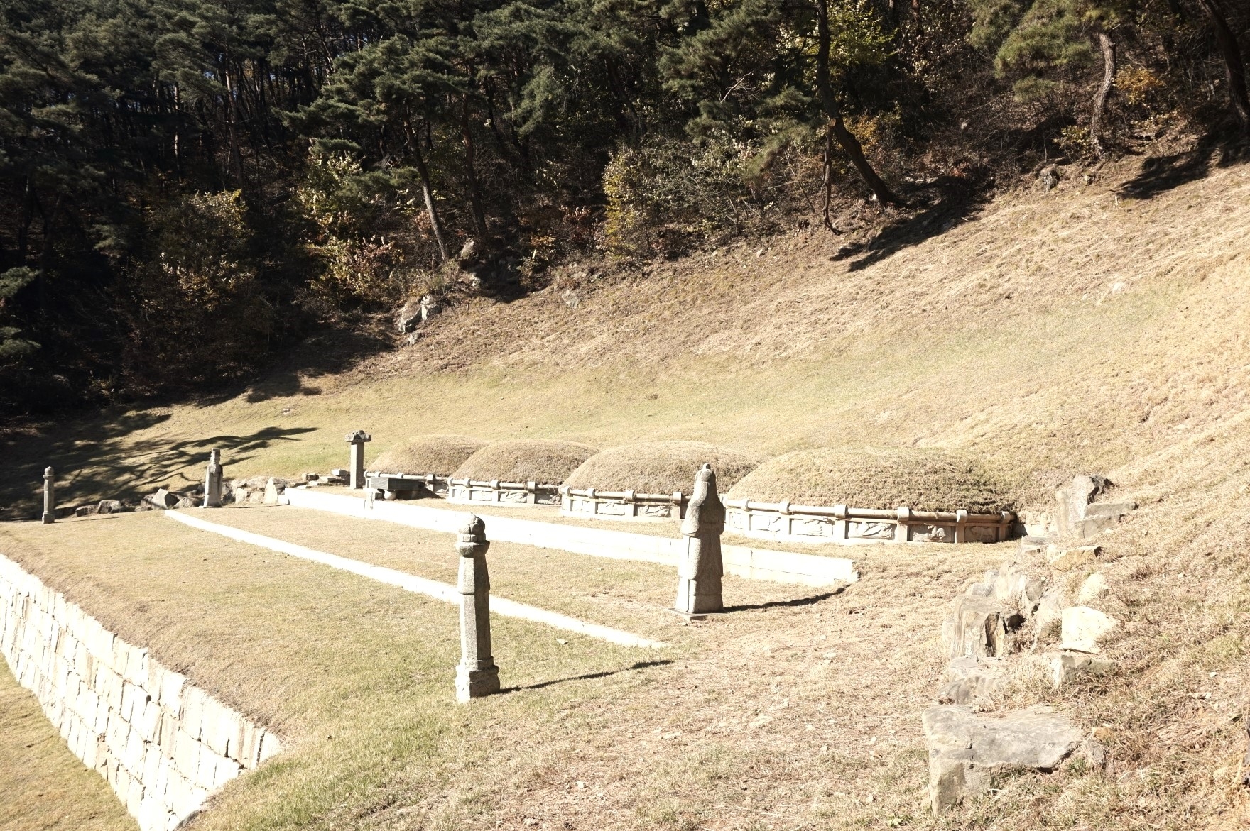 김충선 무덤. 녹동서원 뒤로 난 산길을 500m 남짓 오르면 나타난다. 삼정산(三頂山) 은 이름처럼 3개의 봉우리로 이뤄졌는데, 그 중심에 김충선의 무덤이 있다고 한다.
