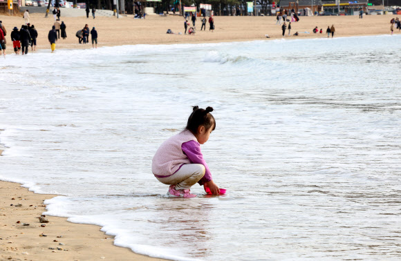 포근한 날씨를 보인 10일 오후 인천시 중구 을왕리해수욕장을 찾은 어린이가 물장난을 하고 있다. 2023.12.10  연합뉴스