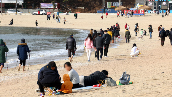 포근한 날씨를 보인 10일 오후 인천시 중구 을왕리해수욕장을 찾은 시민들이 휴일을 즐기고 있다. 2023.12.10  연합뉴스