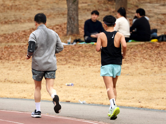 평년보다 높은 기온으로 때아닌 봄 날씨를 보인 10일 광주 북구 전남대학교 교정에서 시민들이 가벼운 옷차림으로 휴식하고 있다. 2023.12.10  연합뉴스