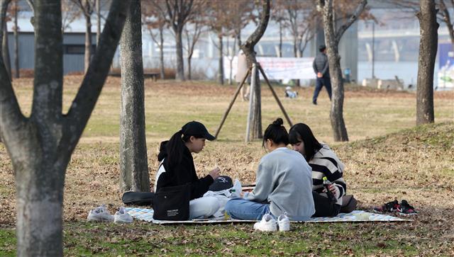 낮 최고기온이 19도까지 오르는 등 포근한 날씨가 이어진 10일 서울 여의도 한강공원을 찾은 시민들이 돗자리를 펴고 나들이를 즐기고 있다. 기상청은 이날 아침 최저기온은 1~12도, 낮 최고기온은 11~19도를 나타내겠다고 예보했다. 이는 전날에 비해 2도 가량 낮지만 평년보다 3~8도 높은 수준이다. 2023.12.10 뉴스1