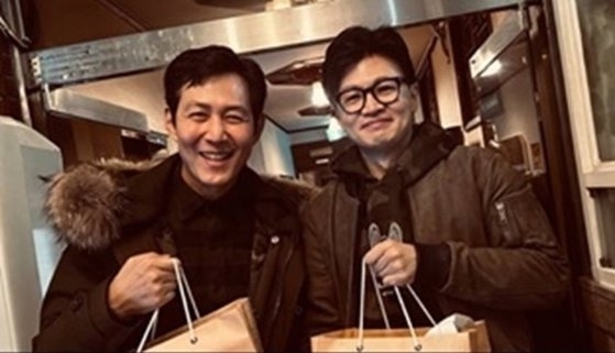 한동훈(오른쪽) 법무부 장관과 배우 이정재. 온라인 커뮤니티 캡처