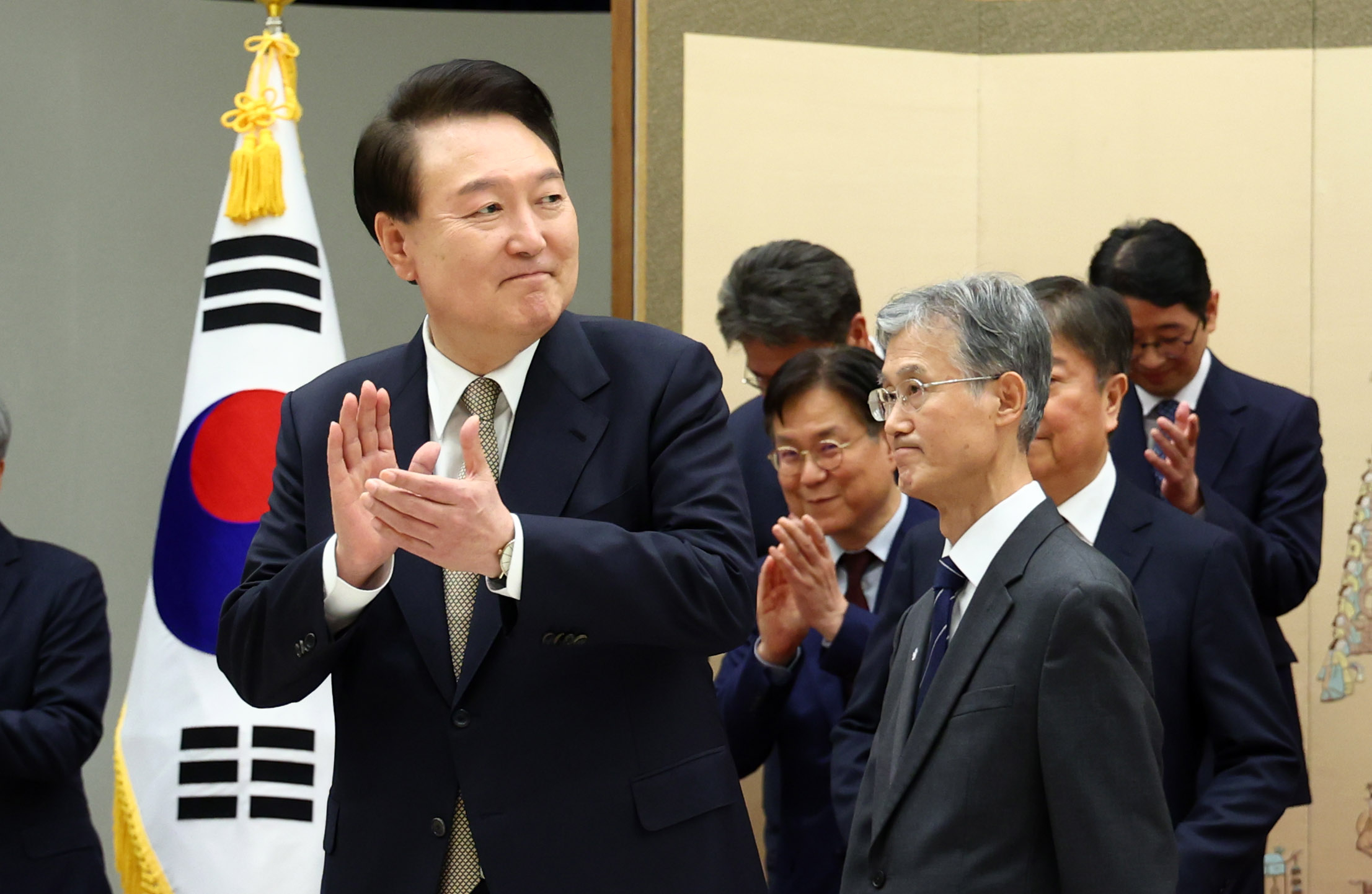 윤석열 대통령이 8일 서울 용산 대통령실 청사에서 조희대 신임 대법원장에게 임명장을 수여한 뒤 환담장으로 이동하며 박수치고 있다. 2023.12.8 대통령실통신사진기자단/연합뉴스