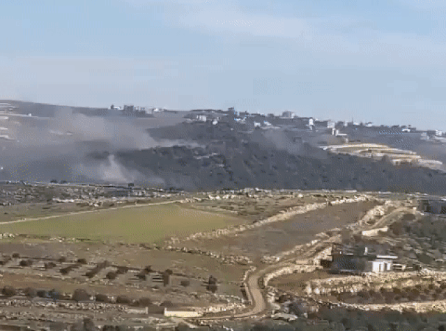 10일(현지시간) 이스라엘군 전투기가 레바논 남부 국경 아이타룬 마을을 공습하고 있다. 이날 공격은 앞선 헤즈볼라의 드론 및 미사일 공격에 따른 것이다. 이에 대해 헤즈볼라 측은 “새로운 분쟁확대”라고 강조했다. 2023.12.10 헤즈볼라 연계 레바논TV 채널 알-마나르