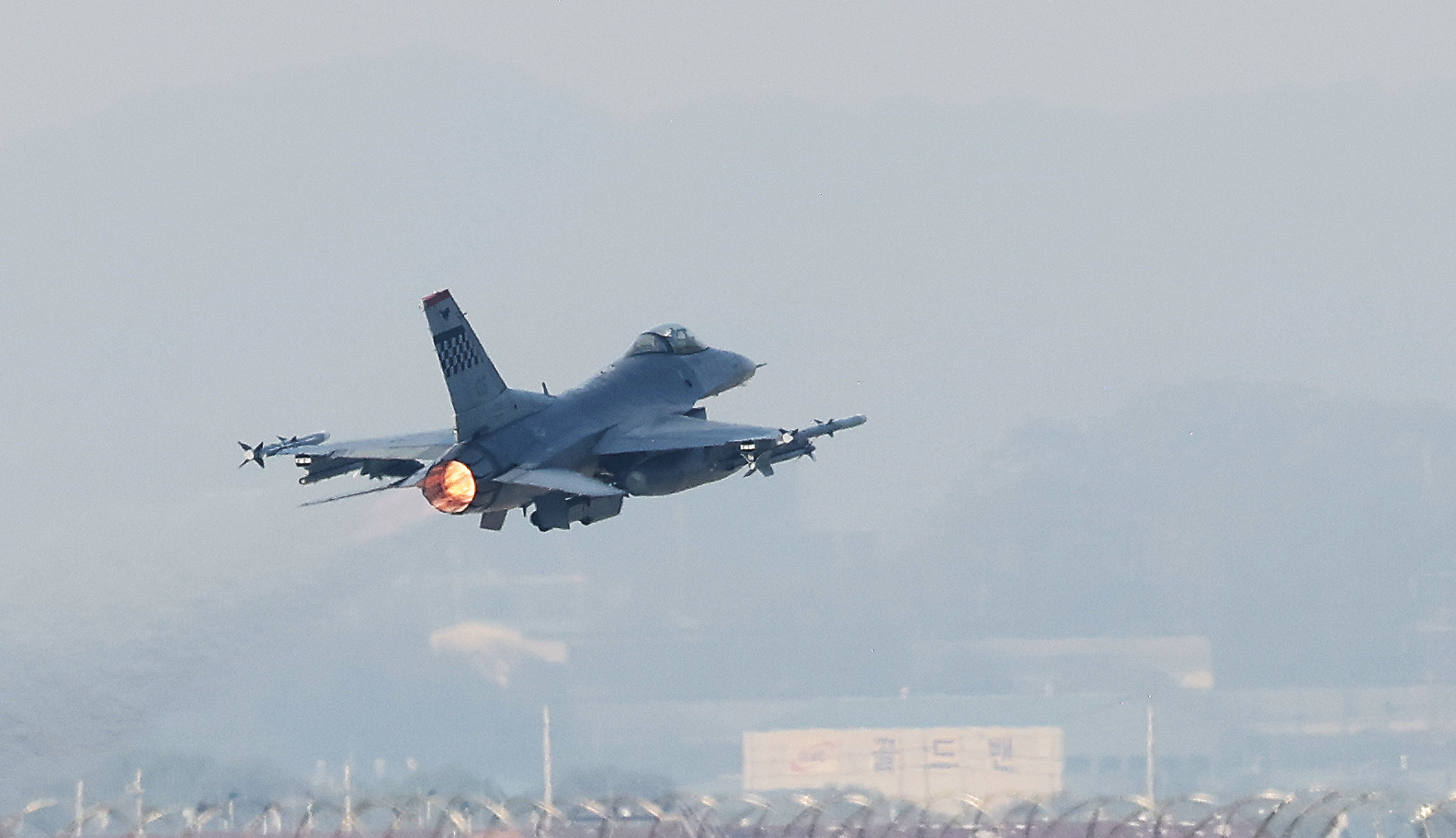 한미 연합공중훈련 ‘비질런트 디펜스’(Vigilant Defence)가 시작된 30일 경기도 평택시 주한미공군 오산기지에서 F-16 전투기가 이륙하고 있다. 2023.10.30 연합뉴스