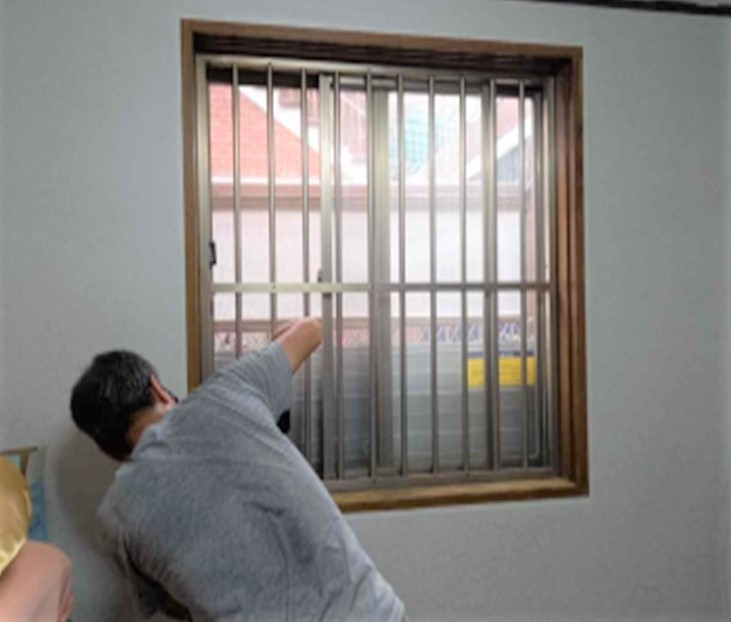 서울 영등포구 관계자가 관내 반지하 주택에 개폐식 방범창을 설치하고 있다. 영등포구 제공