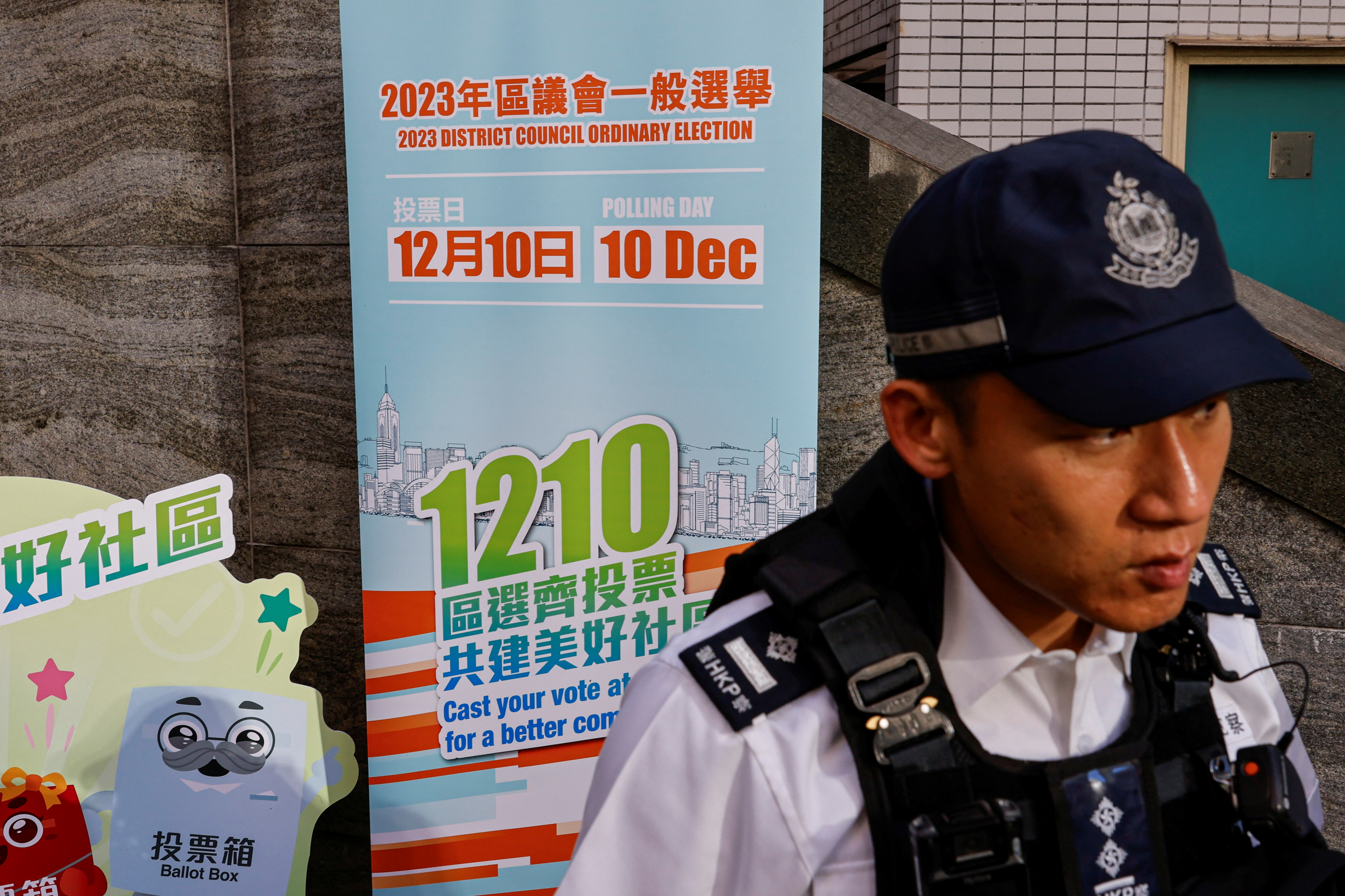 홍콩 경찰이 10일 치러진 구의회 선거에서 투표소를 엄격하게 통제하고 있다.  홍콩 로이터 연합뉴스