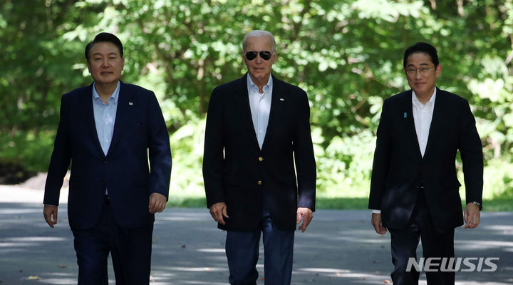 윤석열 (왼쪽부터) 대통령과 조 바이든 미국 대통령, 기시다 후미오 일본 총리가 지난 8월 미 메릴랜드주의 대통령 별장 캠프 데이비드에서  한미일 정상회의를 마친 뒤 공동 기자회견장으로 향하고 있다. 메릴랜드 뉴시스