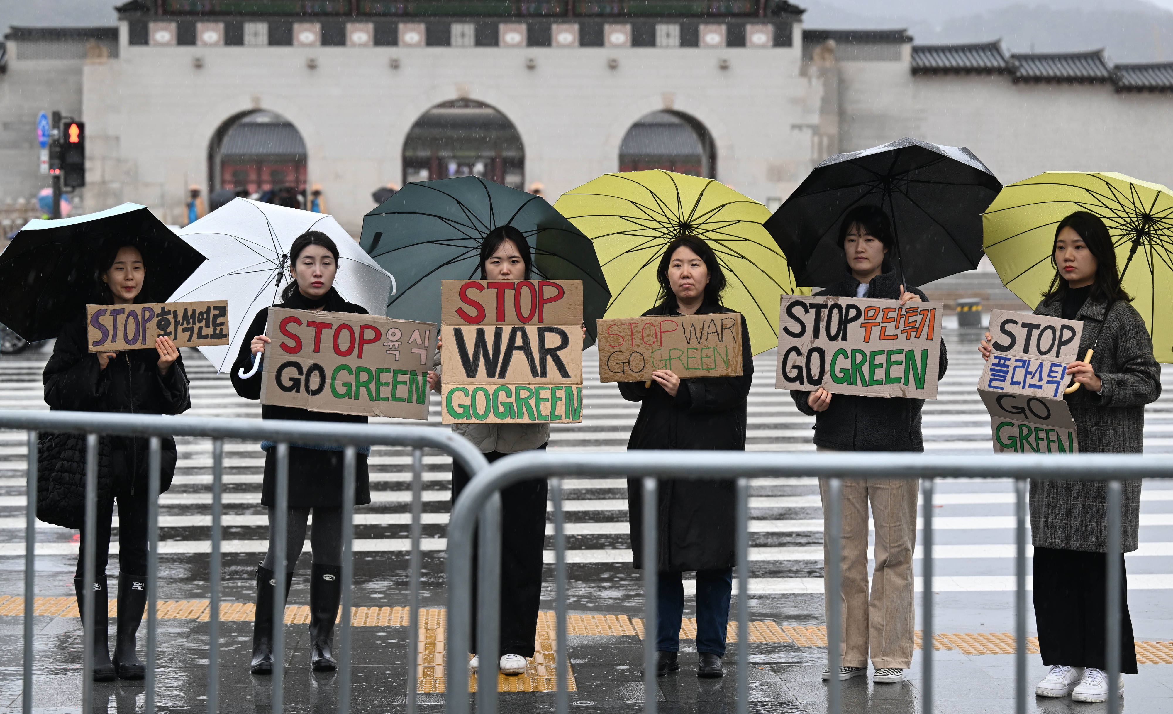 환경재단 관계자들이 11일 서울 종로구 경복궁 앞에서 열린 COP28 기후위기 해결 촉구 한국 슬로건 캠페인에서 종이박스 피켓 퍼포먼스를 하고 있다. 2023.12.11 홍윤기 기자