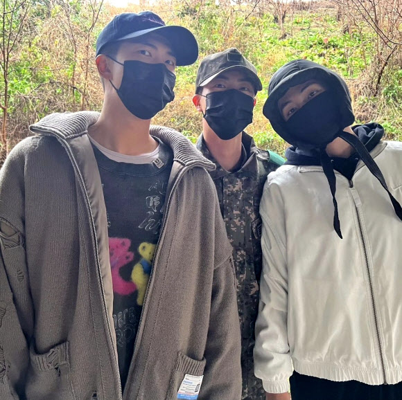 BTS 맏형 진이 휴가를 얻어 11일 논산훈련소에 입대하는 RM(왼쪽)과 뷔(오른쪽)를 배웅하고 있다.