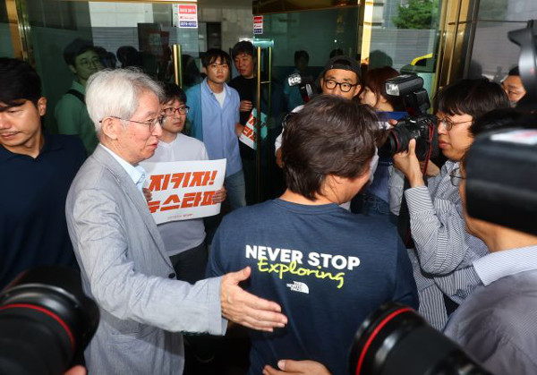 김용진 뉴스타파 대표가 지난 9월 14일 오전 대장동 허위 보도 의혹으로 압수수색 중인 서울 중구 뉴스타파 건물로 들어가고 있다. 연합뉴스