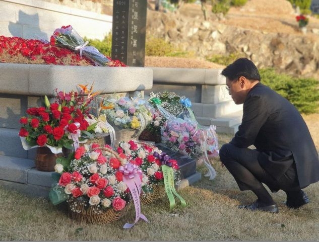 장제원 국민의힘 의원이 자신의 페이스북에 부친의 묘소를 방문한 사진과 함께 불출마를 시사하는 듯한 글을 올렸다. 장의원 페이스북 캡처
