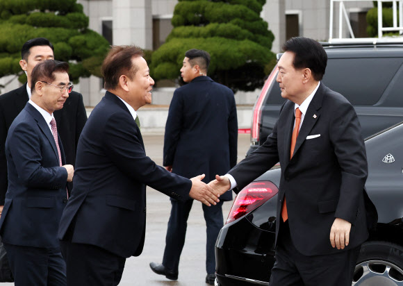 네덜란드를 국빈 방문하는 윤석열 대통령이 11일 경기 성남 서울공항에서 출국에 앞서 환송나온 이상민 행정안전부 장관과 인사하고 있다. 2023.12.11  연합뉴스
