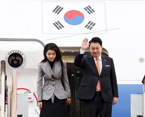네덜란드를 국빈 방문하는 윤석열 대통령과 부인 김건희 여사가 11일 경기 성남 서울공항에서 전용기인 공군 1호기에 올라 출국인사를 하고 있다. 2023.12.11  연합뉴스