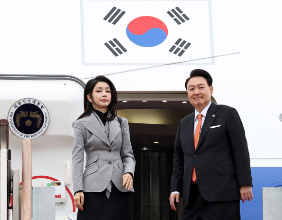 네덜란드를 국빈 방문하는 윤석열 대통령과 부인 김건희 여사가 11일 경기 성남 서울공항에서 전용기인 공군 1호기에 올라 출국인사를 하고 있다. 2023.12.11  연합뉴스