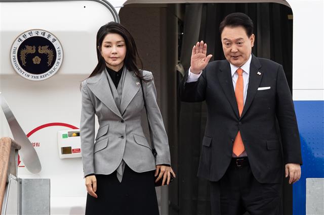 윤석열 대통령과 김건희 여사가 11일 경기 성남시 서울공항에서 공군1호기에 올라 인사하고 있다.  윤 대통령은 빌렘 알렉산더 국왕의 초청으로 이날부터 3박5일간 네덜란드를 국빈 방문, 세계 1위 반도체 노광장비 기업인 ASML을 방문해 대(對)한국 투자를 요청하고, 네덜란드와 ‘반도체 동맹’을 구축하는 등 세일즈 외교에 박차를 가할 예정이다. 2023.12.11 뉴스1