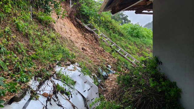 지난 9월 울진군에 내린 강한 비로  후포면 주택가로 토사가 흘러내렸다. 경북소방본부 제공