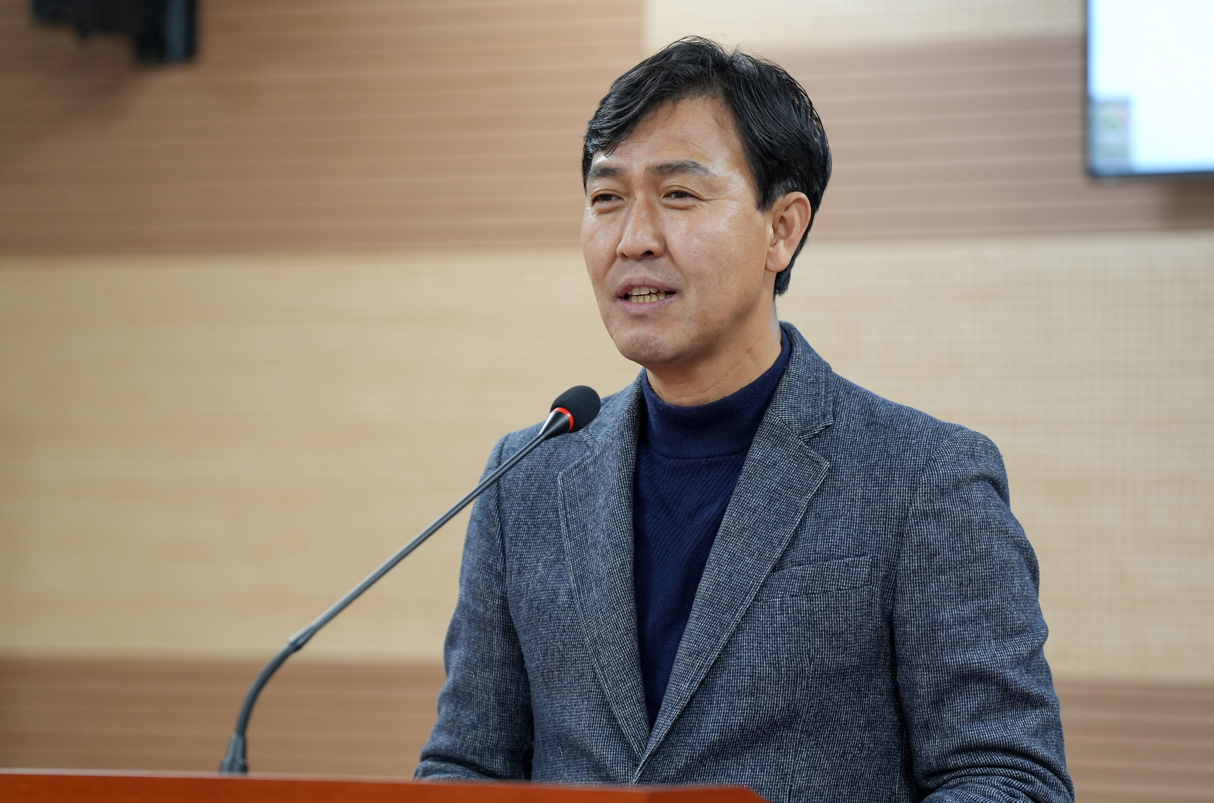 충남 아산시의회 더불어민주당 소속의 명노봉 의원(가 선거구)이 조례안 발의와 관련해 제안 설명을 하고 있다. 시의회 제공