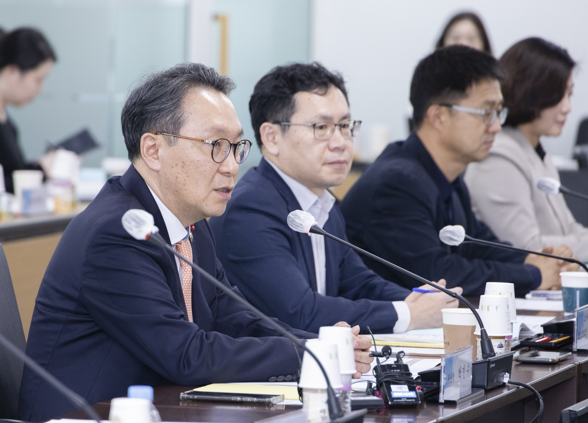 보건복지부 박민수 2차관(왼쪽 첫번째)이 12일 서울 서초구 국제전자센터에서 열린  제25차 건강보험정책심의위원회에서 발언하고 있다.  보건복지부 제공