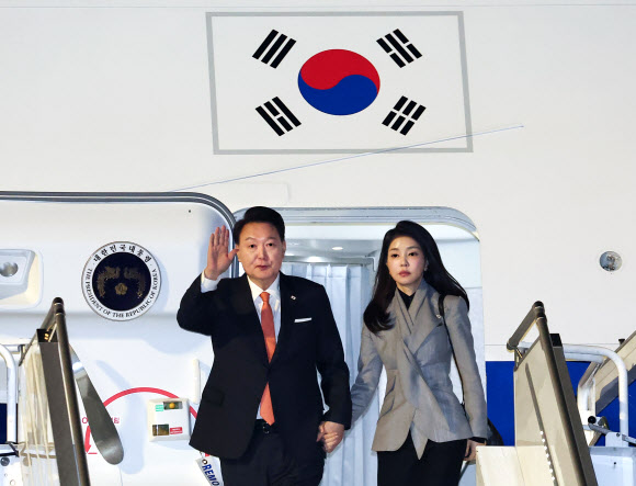 네덜란드를 국빈 방문한 윤석열 대통령과 부인 김건희 여사가 11일(현지시간) 암스테르담 스히폴 공항에 도착, 전용기인 공군 1호기에서 내리며 인사하고 있다. 2023.12.12  연합뉴스