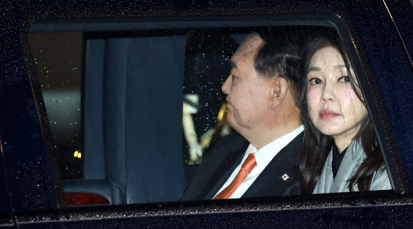 네덜란드를 국빈 방문한 윤석열 대통령과 부인 김건희 여사가 11일(현지시간) 암스테르담 스히폴 공항에 도착, 전용기인 공군 1호기에서 내린 뒤 차량에 탑승해 대기하고 있다. 2023.12.12  연합뉴스