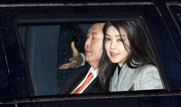 네덜란드를 국빈 방문한 윤석열 대통령과 부인 김건희 여사가 11일(현지시간) 암스테르담 스히폴 공항에 도착, 전용기인 공군 1호기에서 내린 뒤 차량에 탑승해 대기하고 있다. 2023.12.12  연합뉴스