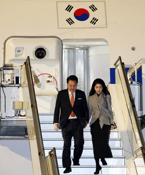 네덜란드를 국빈 방문한 윤석열 대통령과 부인 김건희 여사가 11일(현지시간) 암스테르담 스히폴 공항에 도착, 전용기인 공군 1호기에서 내리고 있다. 2023.12.12  연합뉴스
