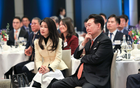 네덜란드를 국빈 방문한 윤석열 대통령과 부인 김건희 여사가 11일(현지시간) 암스테르담 한 호텔에서 열린 동포 만찬 간담회에서 미선 힐터만 씨의 전자 바이올린 연주를 감상하고 있다.  2023.12.12   공동취재
