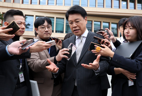 내년 총선 불출마를 공식 선언한 국민의힘 장제원 의원이 12일 서울 영등포구 국회 소통관에서 기자회견을 마친 후 취재진의 질문을 받으며 이동하고 있다. 2023.12.12  공동취재