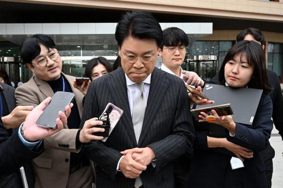 국민의힘 장제원 의원이 12일 국회 소통관에서 22대 총선 불출마 선언 기자회견을 마친 뒤 퇴장하며 취재진의 질문을 받고 있다. 2023.12.12  공동취재