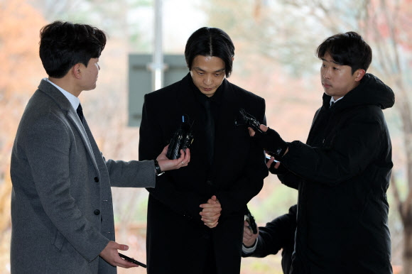 마약을 상습 투약한 혐의를 받는 배우 유아인이 12일 오전 서울 서초구 서울중앙지법에서 열린 첫 공판에 출석하고 있다. 2023.12.12  공동취재