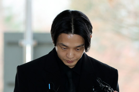 마약을 상습 투약한 혐의를 받는 배우 유아인이 12일 오전 서울 서초구 서울중앙지법에서 열린 첫 공판에 출석하고 있다. 2023.12.12  공동취재