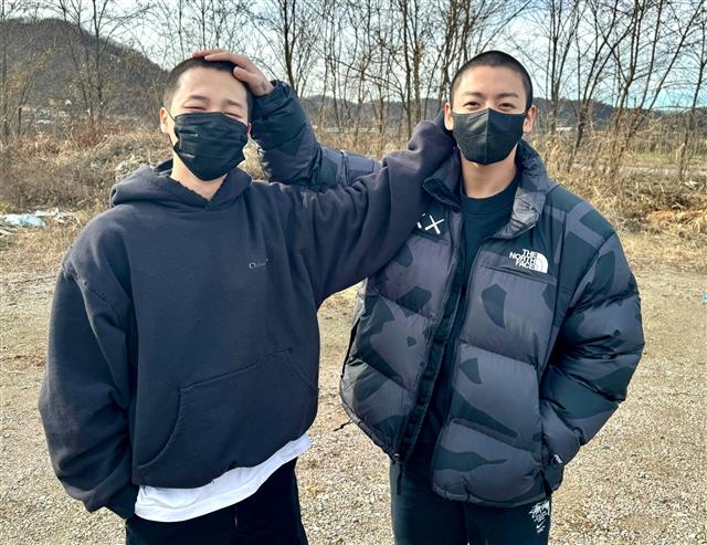 그룹 방탄소년단 멤버 지민과 정국이 동반 입대하던 날 풍경을 담은 사진이 공개됐다. 12일 방탄소년단 진과 정국이 입소를 앞두고 사진촬영을 하고 있다. 2023.12.12 방탄소년단 공식 SNS