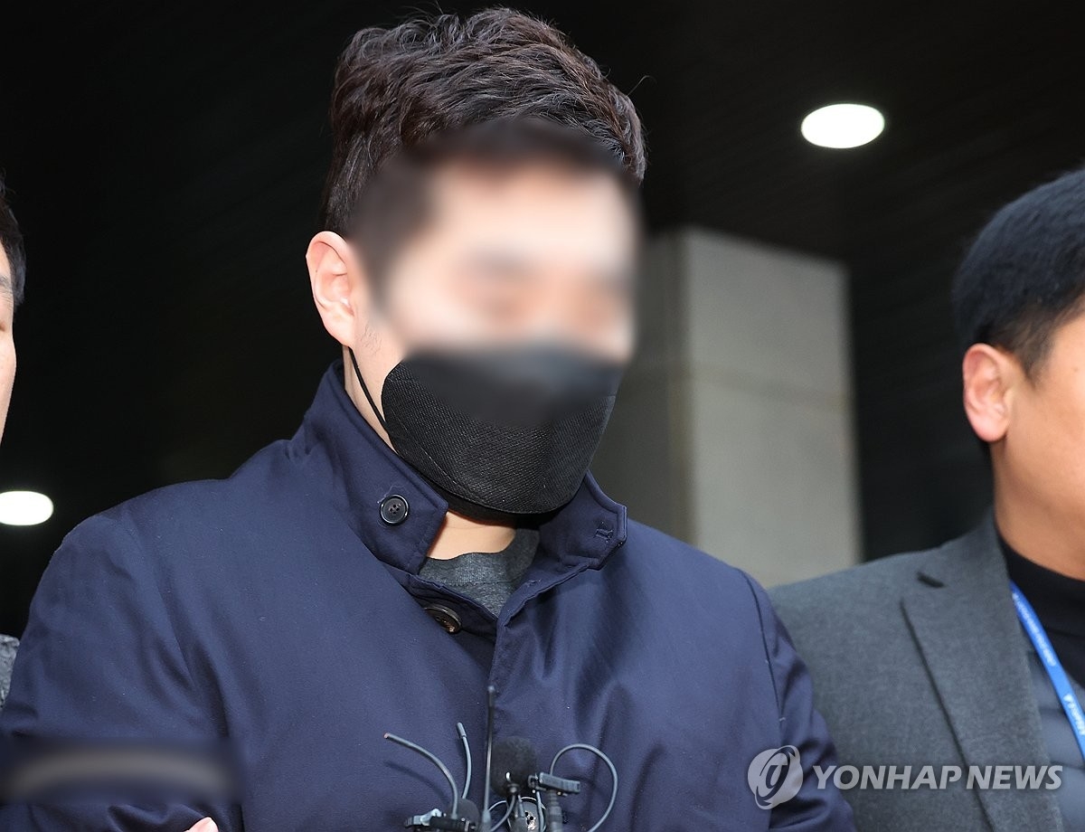김상철 한글과컴퓨터 회장의 아들인 김모씨가 13일 오전 경기 수원남부경찰서에서 나오고 있다. 연합뉴스