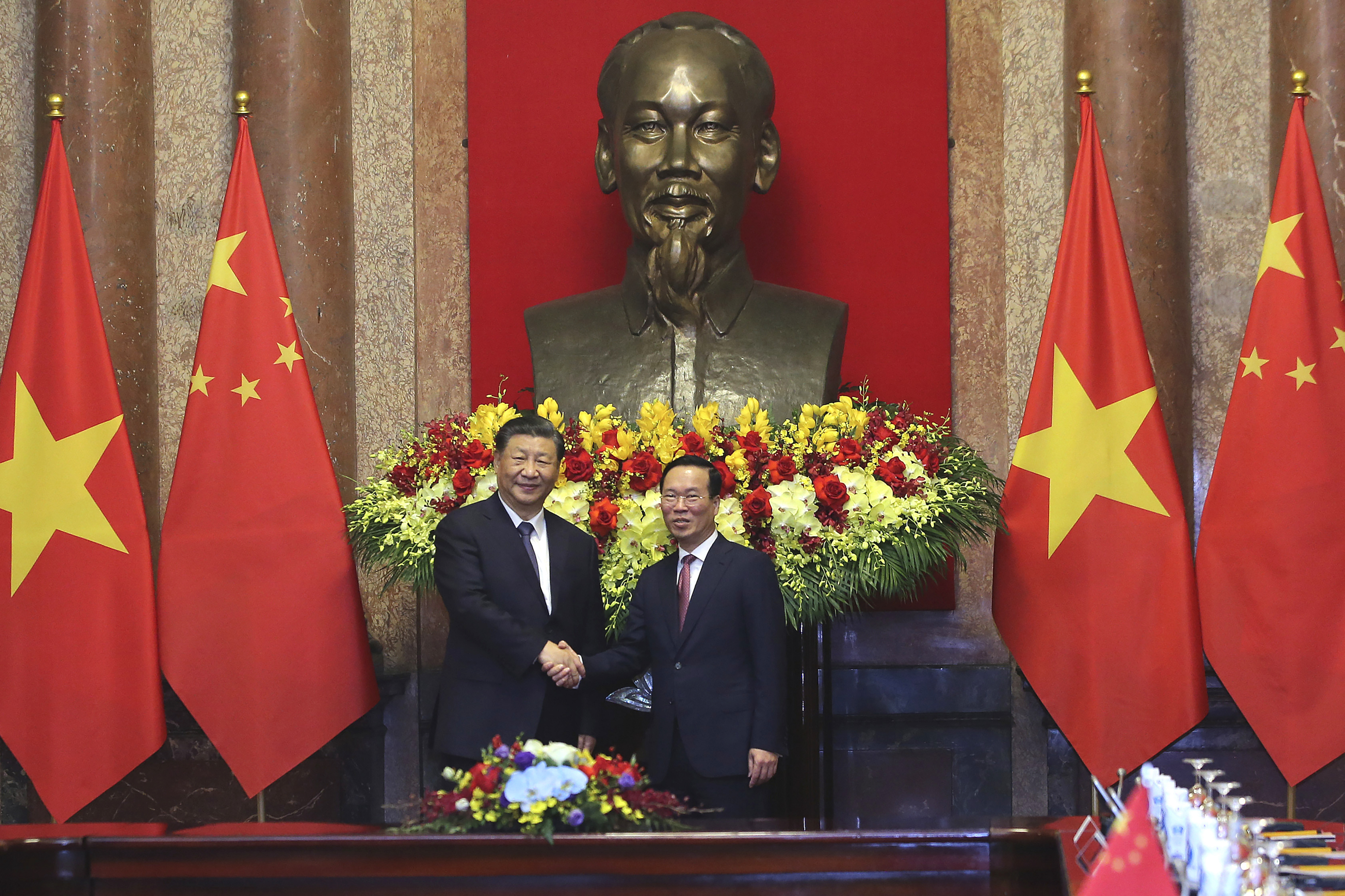 베트남을 방문한 시진핑(왼쪽) 중국 국가주석이 13일 하노이에서 보 반 트엉 베트남 주석과 악수하고 있다. 하노이 AP 연합뉴스