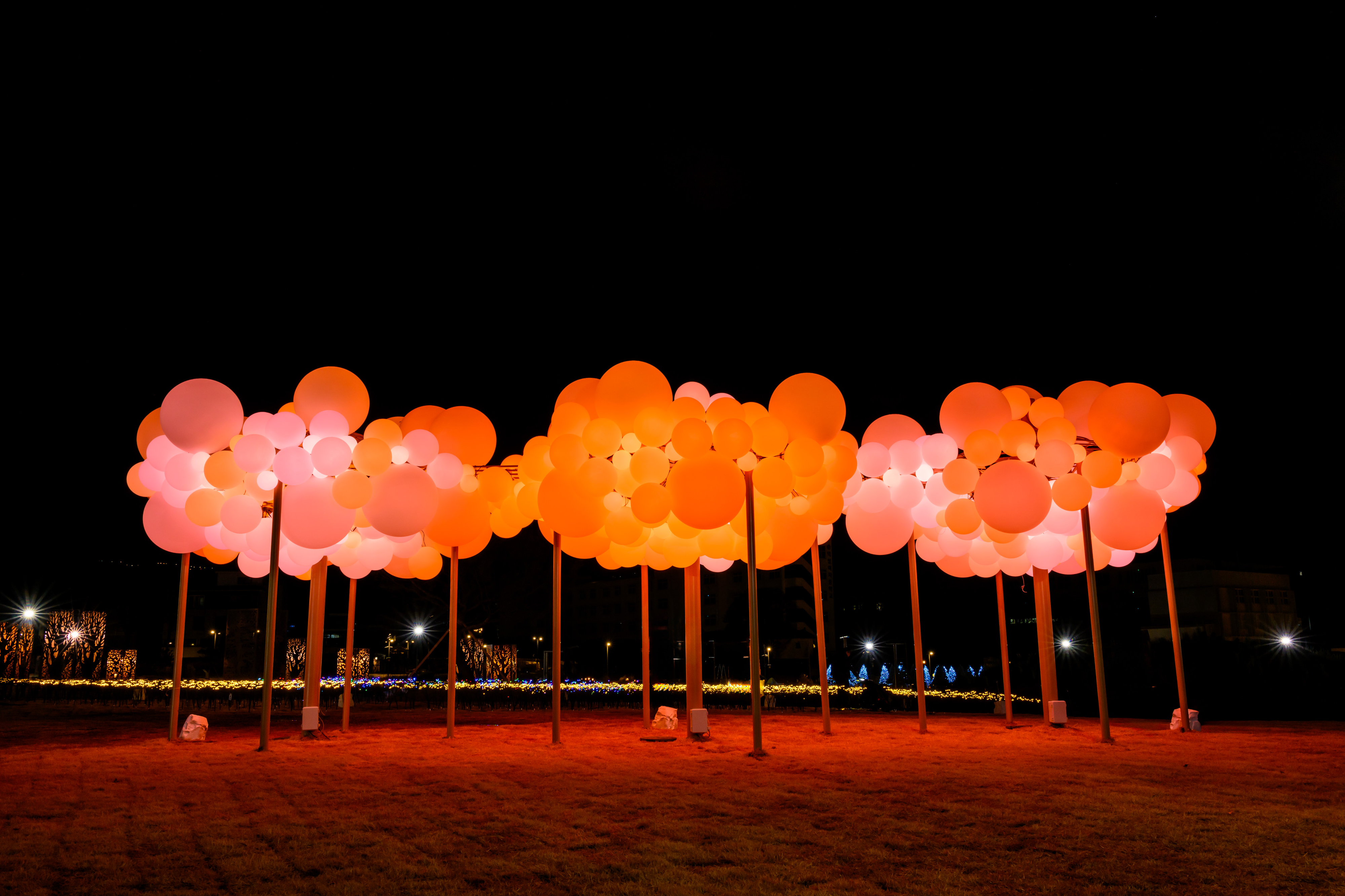 서울 종로구 열린송현녹지광장에서 열리는 ‘송현동 솔빛축제’에서는 빛의 정원을 걷는 듯한 경험을 할 수 있다. 서울시 제공