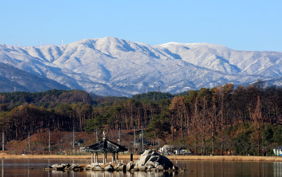 흰 눈에 덮인 백두대간