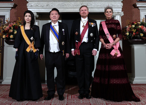 윤석열 대통령과 부인 김건희 여사가 12일(현지시간) 네덜란드 암스테르담 왕궁에서 열린 국빈 만찬에 앞서 빌럼-알렉산더르 네덜란드 국왕, 막시마 왕비와 기념 촬영을 하고 있다.  2023.12.13 연합뉴스