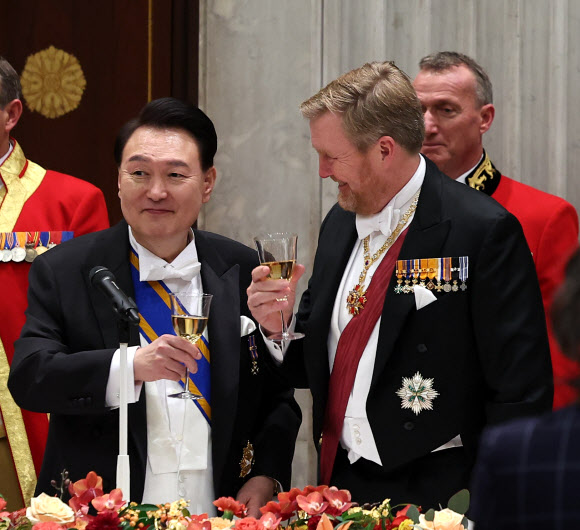 윤석열 대통령과 빌럼-알렉산더르 네덜란드 국왕이 12일(현지시간) 네덜란드 암스테르담 왕궁에서 열린 국빈 만찬에서 건배하고 있다. 2023.12.13 연합뉴스