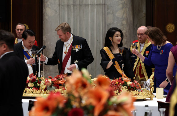 윤석열 대통령과 김건희 여사가 12일(현지시간) 네덜란드 암스테르담 왕궁에서 열린 국빈 만찬에서 빌럼-알렉산더르 네덜란드 국왕 등과 건배하고 있다. 2023.12.13 연합뉴스