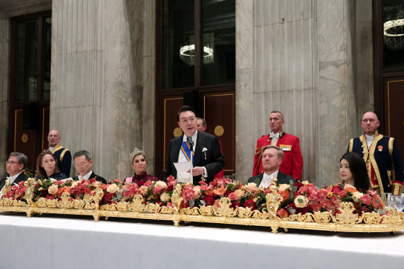윤석열 대통령이 12일(현지시간) 네덜란드 암스테르담 왕궁에서 열린 국빈 만찬에서 답사를 하고 있다.  2023.12.13. 공동취재