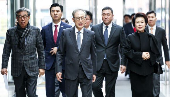 이명박 전 대통령과 부인 김윤옥 여사가 13일 서울 서초구 한전아트센터 갤러리에서 열린 첫 서예전 ‘스며들다’ 개막식에 참석하고 있다. 2023.12.13. 뉴시스