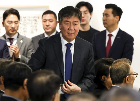 김대기 대통령 비서실장이 13일 서울 서초구 한전아트센터 갤러리에서 열린 이명박 전 대통령의 첫 서예전 ‘스며들다’ 개막식에 참석하고 있다. 2023.12.13. 뉴시스