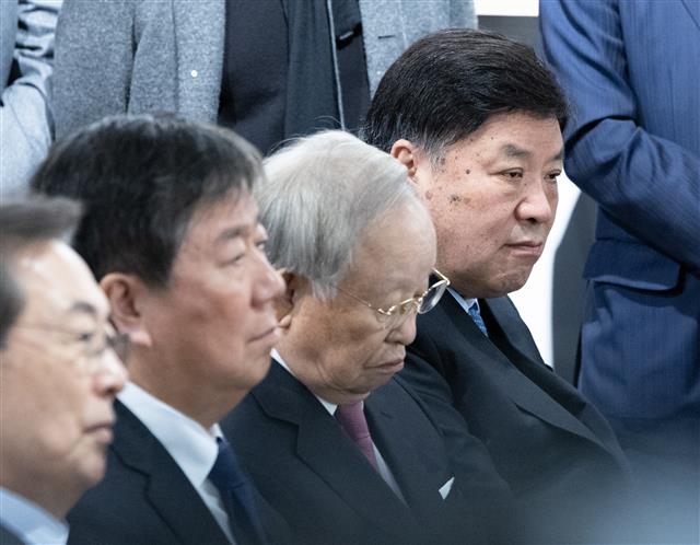 이명박 전 대통령 첫 서예전 개막식 참석한 서정진?손경식?김대기