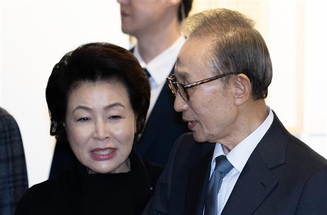 첫 서예전 ‘스며들다’ 개막식 참석하는 이명박 전 대통령