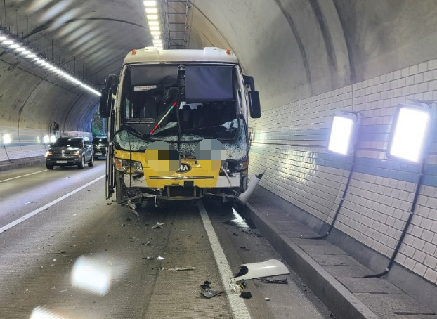 지난 10월 21일 오전 8시 55분쯤 충북 보은군 수한면 당진영덕고속도로 상행선 수리티 터널 안을 달리던 고속버스가 앞서가던 15인승 승합차를 들이받았다. 2023.10.21 충북소방본부 제공