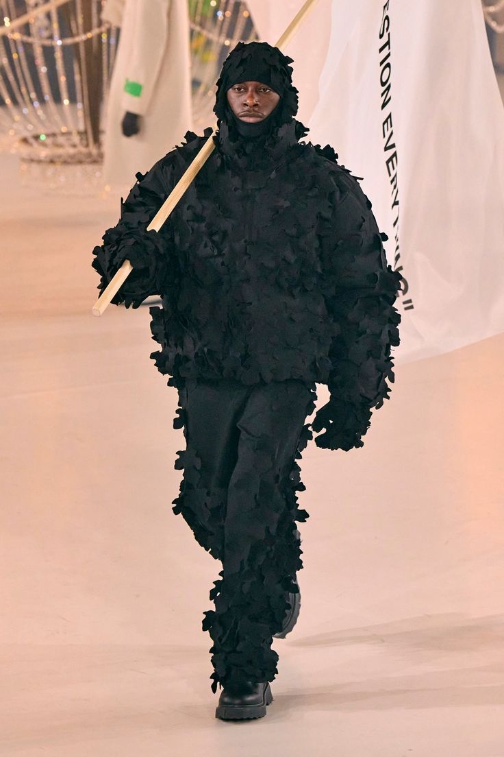 버질 아블로 사후 치러진 오프화이트의 2022 F/W 패션쇼의 선두에는 생전 그가 조명한 한국의 디자인 스튜디오 ‘포스트 아카이브 팩션(PAF)’의 작업물이 섰다. ©OFF-WHITE